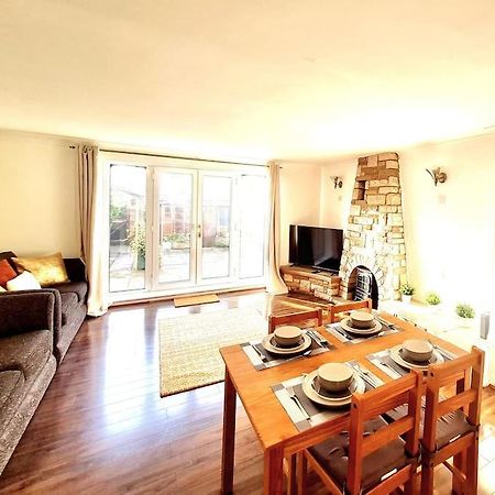 Cosy Luxurious 3 Bedroom House, Free Parking, Free Wifi, Private Garden, Free Netflix Havering Екстер'єр фото