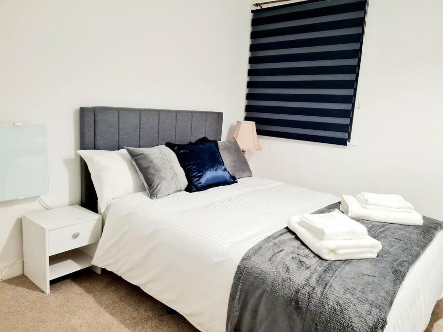 Cosy Luxurious 3 Bedroom House, Free Parking, Free Wifi, Private Garden, Free Netflix Havering Екстер'єр фото