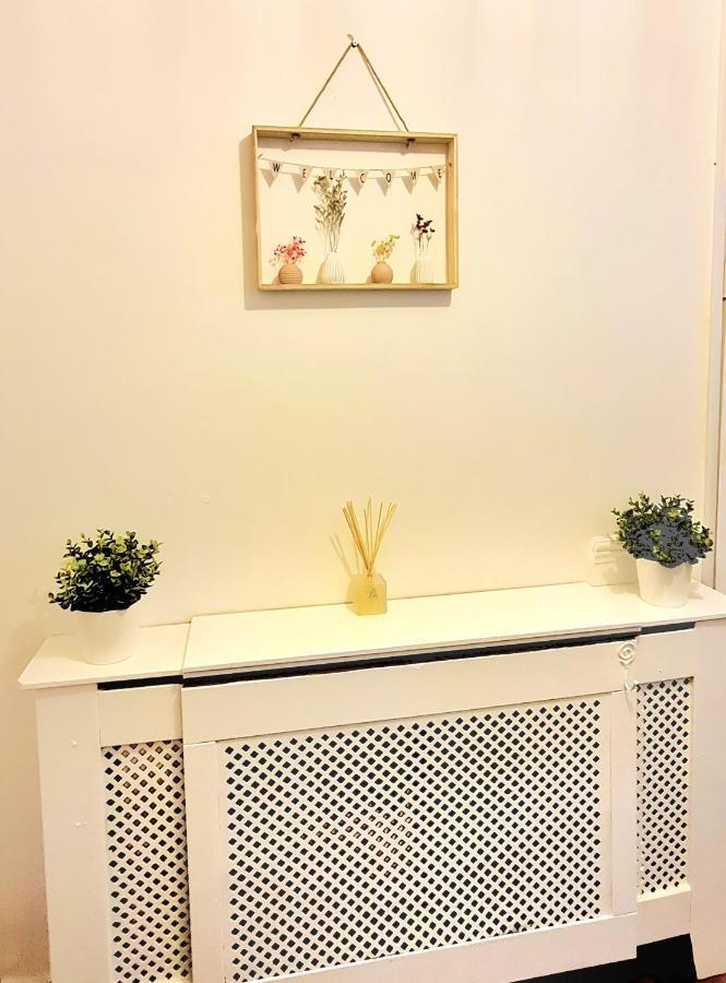 Cosy Luxurious 3 Bedroom House, Free Parking, Free Wifi, Private Garden, Free Netflix Havering Екстер'єр фото
