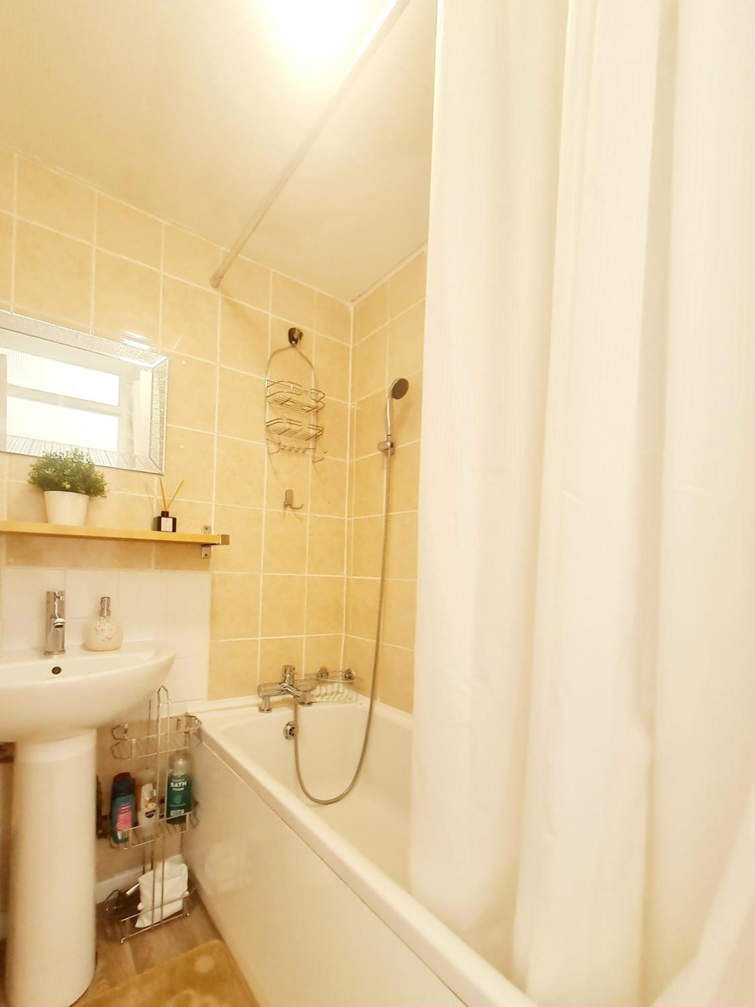 Cosy Luxurious 3 Bedroom House, Free Parking, Free Wifi, Private Garden, Free Netflix Havering Екстер'єр фото